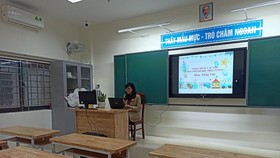 Những lớp học vắng học sinh vì dịch COVID-19. (Ảnh: Phạm Mai/Vietnam+)