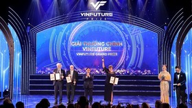 Thủ tướng Phạm Minh Chính trao giải thưởng chính 3 triệu USD cho ba nhà khoa học: Katalin Kariko, Drew Weissman và Pietter Rutter Cullis với công nghệ nghiên cứu vắc xin mRNA.