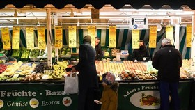 Người dân mua hàng tại khu chợ ở Berlin, Đức. (Ảnh: THX/TTXVN)