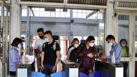 Nhân viên đường sắt kiểm soát vé tại cổng vào tại ga Sài Gòn. (Ảnh: Tiến Lực/TTXVN)
