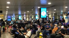 Khách đông bất ngờ tại sân bay Tân Sơn Nhất.