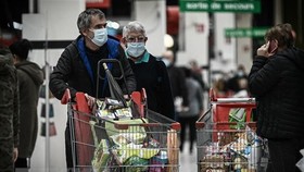 Người dân châu Âu mua sắm tại một siêu thị. (Ảnh: AFP/TTXVN)