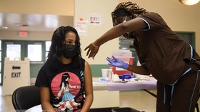 Tiêm vaccine ngừa COVID-19 cho người dân tại California, Mỹ ngày 14/5/2021. (Ảnh: AFP/TTXVN)