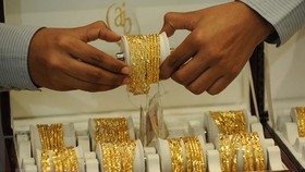 Một cửa hàng vàng tại Ahmedabad, Ấn Độ. (Ảnh: AFP/TTXVN)