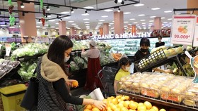 Người dân mua sắm hàng hóa tại AEON. (Ảnh: Đức Duy/Vietnam+)