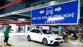 Hành khách thuận lợi đón xe công nghệ tại làn D1 ở sân bay Tân Sơn Nhất (TP.HCM) - Ảnh: C.TRUNG