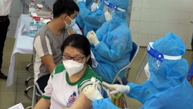 Tiêm vắc xin ngừa COVID-19 cho học sinh ở huyện Củ Chi, TP.HCM - Ảnh: T.T.D