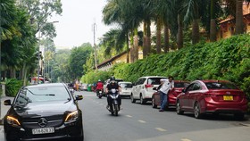 Ôtô đậu 2 bên đường Ngô Thời Nhiệm (quận 3, TP HCM), chiếm dụng gần hết lối đi. Ảnh: TUYẾT TRINH