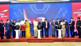 Chủ tịch Quốc hội Vương Đình Huệ, Chủ tịch Hạ viện Ấn Độ Om Birla, Phó Thủ tướng Chính phủ Lê Minh Khái và đại diện các quan chức cấp cao của Việt Nam và Ấn Độ chứng kiến khai trương các đường bay thẳng giữa hai nước của Vietjet  