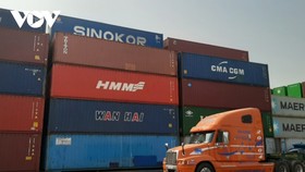 Container hàng hóa xuất khẩu của doanh nghiệp ở cảng chờ doanh nghiệp logistics chuyển xuống tàu. (Ảnh: Lệ Hằng)