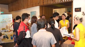 Đông đảo người đến tham dự sự kiện ra mắt The Beverly Solari