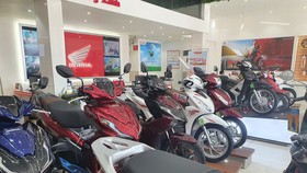 Xe máy được bày bán trong một cửa hàng tại TP.HCM - Ảnh: C.TRUNG