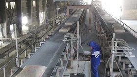 Một dây chuyền sản xuất ximăng. (Ảnh. Hoàng Nguyên/TTXVN)