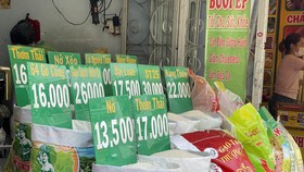 Giá gạo tại một sạp gạo trên đường Vườn Chuối (quận 3, TP.HCM) được chỉnh lên theo... giá xăng - Ảnh: THẢO THƯƠNG