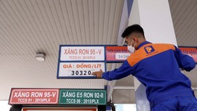 Từ đầu năm đến nay, giá xăng dầu được điều chỉnh tới 14 đợt (Ảnh minh họa: KT)