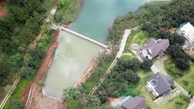 Một khu vực xây dựng trái phép trên mặt hồ Tuyền Lâm. (Ảnh: Đặng Tuấn/TTXVN)