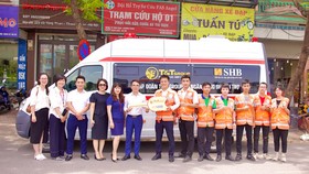 Đại diện Tập đoàn T&T Group và Ngân hàng SHB trao tặng Đội hỗ trợ sơ cứu FAS Angel xe cứu thương GAZ trị giá 870 triệu đồng.
