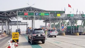Triển khai thu phí điện tử đồng bộ trên toàn quốc từ 1/8. Sau thời hạn này, nếu trạm thu phí nào chưa hoàn thành sẽ phải xả trạm, chủ đầu tư chịu hoàn toàn trách nhiệm.