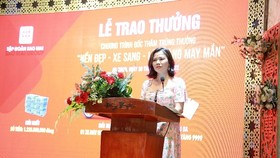 Bà Lê Thị Phượng - Phó TGĐ Sao Mai Group chúc mừng và tri ân khách hàng tham gia chương trình “Nền đẹp - Xe sang - Lộc vàng may mắn”