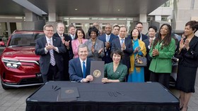 Phó Chủ tịch Vingroup kiêm Tổng giám đốc toàn cầu VinFast Lê Thị Thu Thủy và Thống đốc bang Bắc Carolina Roy Cooper trong Lễ ký kết MoU về dự án xây dựng nhà máy VinFast tại Mỹ hồi tháng 3/2022.