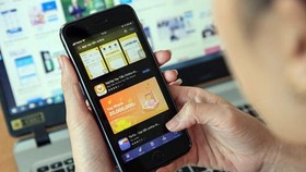 Trên các nền tảng ứng dụng điện thoại di động, không khó để tải và cài đặt các ứng dụng vay tiền. (Ảnh ĐỖ NGA)