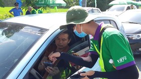 Đa số các xe đều mắc các lỗi như: Tài khoản không có tiền hoặc không đủ tiền, chủ xe đã dán thẻ nhưng chưa kích hoạt tài khoản - Ảnh: VGP