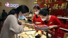 Khách hàng giao dịch vàng miếng. (Ảnh: TTXVN)