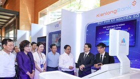 Thủ tướng Chính phủ Phạm Minh Chính cùng lãnh đạo Chính phủ, Ngân hàng Nhà nước tham quan gian hàng của KienlongBank