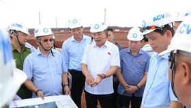 Đoàn Giám sát nghe báo cáo tiến độ tại hiện trường sân bay Long Thành. (Ảnh: Công Phong/TTXVN)