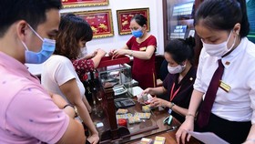 Người dân mua bán vàng tại Hà Nội. (Ảnh DŨNG MINH)