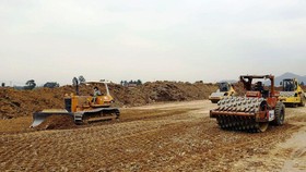 Nhà thầu thi công một đoạn tuyến cao tốc Bắc-Nam phía Đông giai đoạn 2017-2020. (Ảnh: Huy Hùng/Vietnam+)