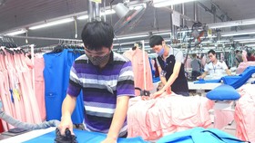 Sản xuất hàng may mặc xuất khẩu tại Công ty cổ phần may Sơn Hà, thị xã Sơn Tây, TP Hà Nội. (Ảnh: ĐĂNG DUY)