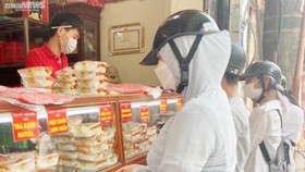 Khách xếp hàng chờ mua bánh trước cửa tiệm Bình Chung.