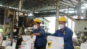 Sản xuất phân bón tại Công ty phân bón Bình Điền (Long An). (Ảnh: Bùi Giang/TTXVN)