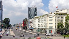 Không gian trung tâm TPHCM với diện mạo mới nhìn từ góc giao phố đi bộ Nguyễn Huệ và đường Lê Lợi (quận 1). Ảnh: HOÀNG HÙNG