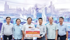 Ông Lê Minh Luân – Giám đốc HDBank Cà Mau- Đại diện lãnh đạo HDBank- trao kinh phí xây dựng 10 căn nhà tình thương cho tỉnh Cà Mau. Ông Lê Văn Hiện - Chủ tịch UB MTTQ Việt Nam tỉnh Cà Mau- đại diện nhận.