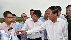 Phó Thủ tướng Lê Văn Thành và đoàn công tác xem Đồ án Quy hoạch Cảng Hàng không quốc tế Nội Bài Ảnh: ĐỨC TUÂN