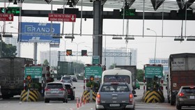 Phương tiện lưu thông trên làn thu phí không dừng tại trạm phí cao tốc Pháp Vân-Cầu Giẽ. (Ảnh: Việt Hùng/Vietnam+)