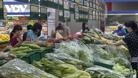 Những lúc giá rau xanh ở chợ truyền thống tăng cao, người tiêu dùng thường chọn mua rau của Chương trình Bình ổn thị trường ở siêu thị.  (Ảnh: Lệ Hằng)
