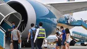 Vietnam Airlines khuyến nghị hành khách mua vé trên website, đại lý, phòng vé chính thức của các hãng và yêu cầu xuất hóa đơn để tránh mua phải vé giả, vé bị nâng giá...