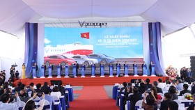 Các đại biểu thực hiện nghi thức bấm nút phát lệnh xuất khẩu xe ô tô điện VinFast sáng ngày 25/11/2022.