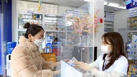 Khách mua thuốc tại Nhà thuốc Long Châu. (Ảnh: Hoàng Hùng/TTXVN)
