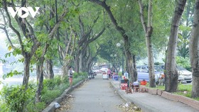 Công viên Tuổi trẻ Thủ đô ngập rác thải và hàng quán đua nhau "mọc" lên.
