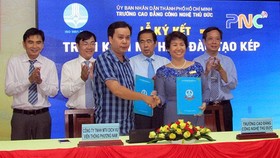 Bà Nguyễn Thị Lý, Hiệu trưởng TDC ký kết hợp tác với doanh nghiệp