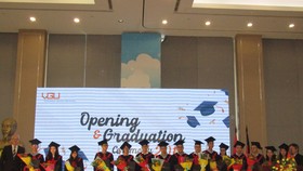 Lãnh đạo VGU trao bằng tốt nghiệp cho các tân cử nhân và thạc sĩ