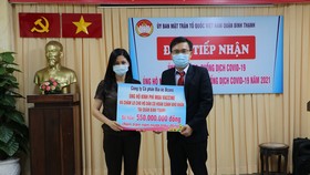  Ủy ban MTTQ Việt Nam quận Bình Thạnh tiếp nhận ủng hộ từ đại diện Công ty Bcons