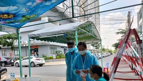 Nhân viên y tế TP Thuận An làm công tác truy vết các trường hợp liên quan ca mắc Covid-19 tại chung cư Marina Tower