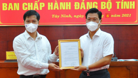 Bí thư Tỉnh ủy Tây Ninh Nguyễn Thành Tâm (bên trái) trao quyết định cho đồng chí Nguyễn Mạnh Hùng