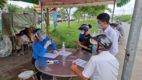 Lực lượng chức năng Tây Ninh hướng dẫn người dân khai báo y tế tại chốt kiểm dịch