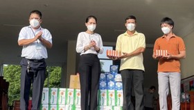 Lãnh đạo Sở GD-ĐT tỉnh Bình Dương thăm, động viên thầy cô giáo tham gia phòng chống dịch